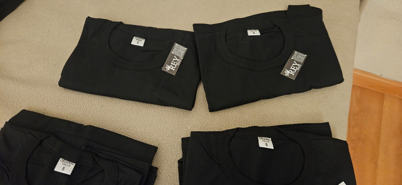 Remeras negras lisas